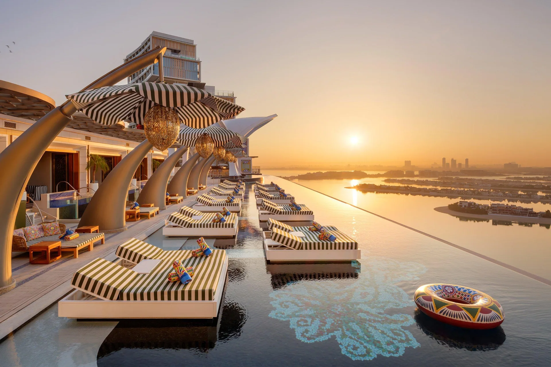 Piscine à débordement de Cloud 22 face à la mer à Dubaï